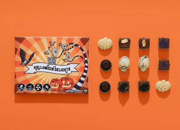 Upptäck den begränsade upplagan av Pumpkin Spice Bar för 109 kr – en fylld chokladkaka med krämig pumpkin spice och glutenfria kakor för extra crunch. Perfekt för höstmys! Eller varför inte prova Halloween Delights-boxen för 219 kr, med 12 handgjorda praliner i unika smaker som Deadly Razz & Liquorice, Hazelnut Skull och Spooky Peanut? Skrämmande gott och helt veganskt! Beställ här.